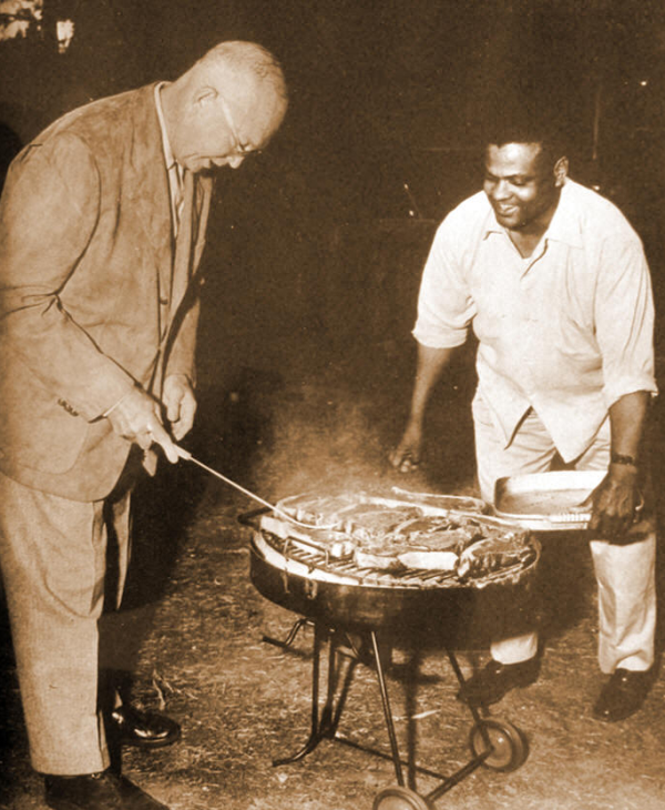 IKE - MOANEY W IKE GRILLING LG. dwight-eisenhower-john-moaney-barbeque-1-resized-600