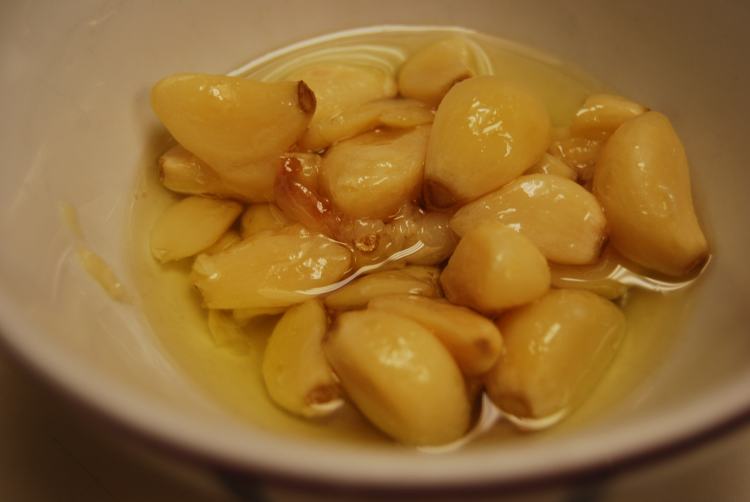 Cloves drained in bowl.