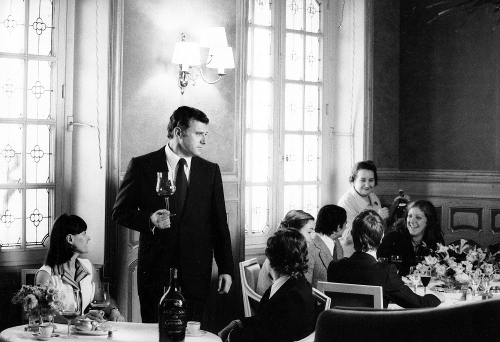 Ariane Holds Court at Hotel Restaurant