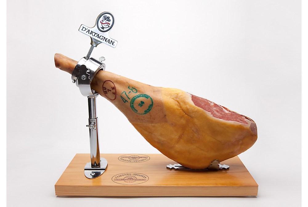 mangalica-ham-on-stand-dartagnan-logo