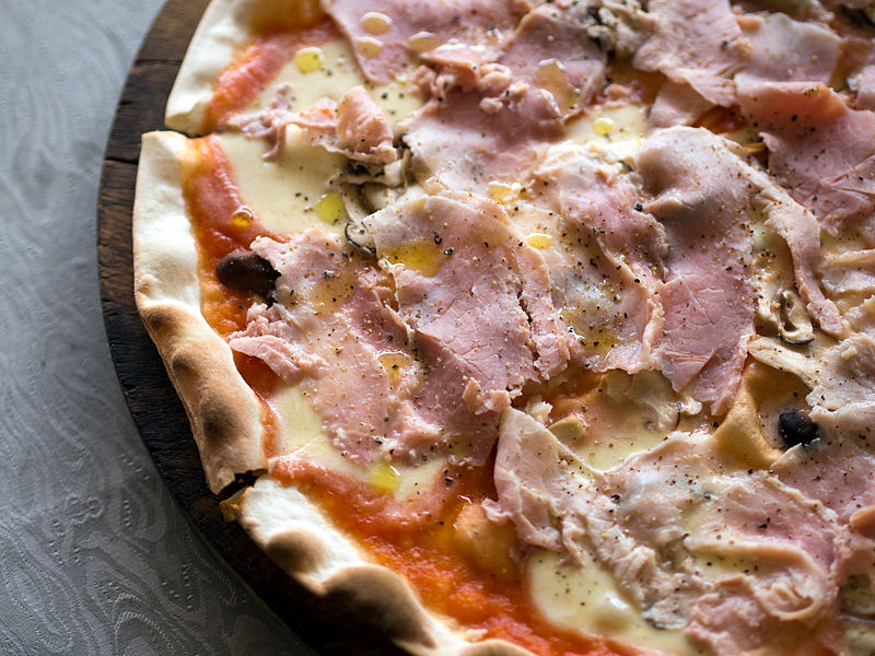 2014_Pizza_con_funghi_e_prosciutto_cotto_e_mozzarella_di_bufala
